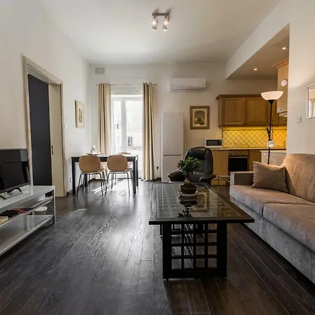 Luxury 2 Bedroom Apt, 1 Minute From The Beach! *