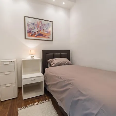 Апартаменты Luxury 2 Bedroom Apt, 1 Minute From The Beach! *