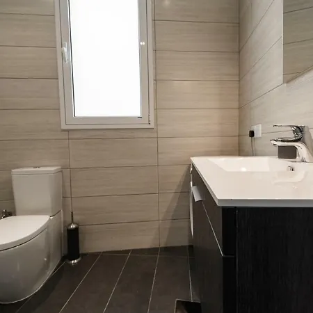 Luxury 2 Bedroom Apt, 1 Minute From The Beach! *