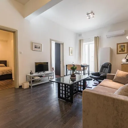 Luxury 2 Bedroom Apt, 1 Minute From The Beach! *